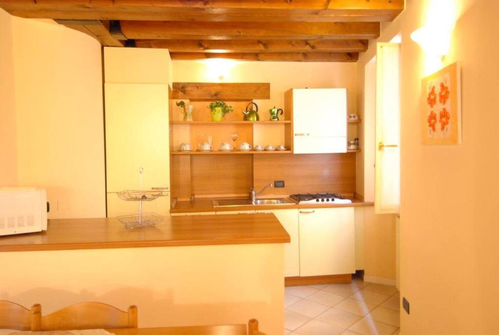 The Flowers Apartments 2 Desenzano del Garda Chambre photo
