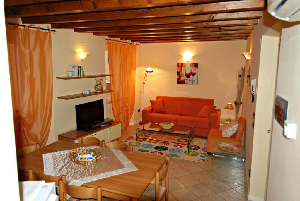 The Flowers Apartments 2 Desenzano del Garda Chambre photo